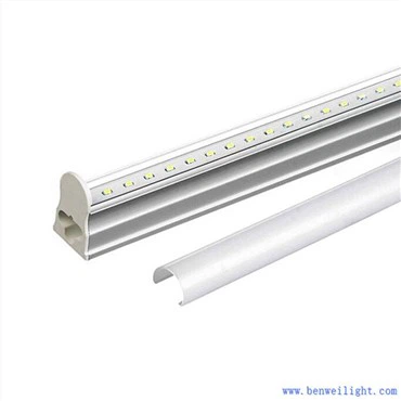 INTEGRUOTAS T5 22 colių LED