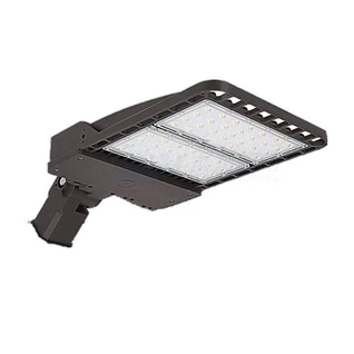 LED gatvės apšvietimas automobilių stovėjimo aikštelėje